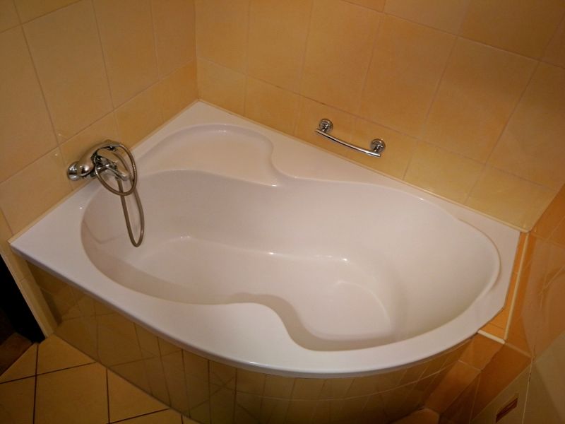 Compact Corner Tub